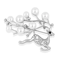 Elegante broche de reno plateado con perlas y cristales sobre fondo blanco puro - Perla Blanca Plateada