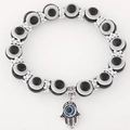 Detailopname van Hamsa-handbedeltje met boze oog kralen en zilveren gegraveerde kralen - Zwart