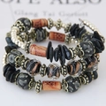Bracciale multistrato in stile bohémien con perline nere e ciondoli argentati - Nero