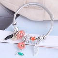 Perlenarmband mit roten Blumen, orangefarbenen Sternen, Federn und Paris-Anhängern - Orange