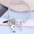 Silbernes Bettelarmband mit Stern-, Blumen-, Federanhängern und blauen Glasperlen - Weiß