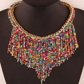 Sautoir bohème multicouche avec perles colorées et franges sur chaîne dorée - Coloré