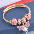 Bracciale regolabile in acciaio inossidabile con ciondolo ape, strass rosa e perla - Rosa