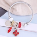Damen Kleeblatt Kristall Perlenarmband mit rotem Kreuzanhänger und Charm-Details - Rot