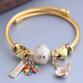 Verstellbares goldenes Edelstahl-Perlenarmband mit Kirschblüten- und Herzanhängern für Damen - Weiße Sakura Perlen (A403) / Weiß