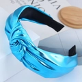 Cerchietto annodato blu metallizzato con fascia larga e fodera su supporto espositivo - Blu