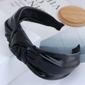 Cerchietto largo annodato in finta pelle nera lucida dallo stile moderno e minimalista - Nero