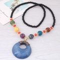 Sautoir ethnique bohème avec perles multicolores et pendentif anneau bleu craquelé - Bleu