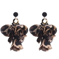 Handgefertigte Stoff-Blumenohrringe mit Leopardenmuster und schwarzen Perlen - Leopardenprint