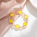 Kralenarmband met geel craquelé glas en goudaccenten op satijnen stof - Geel