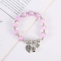 Pulsera de cristal rosa con colgantes de hoja y corona sobre fondo blanco - Púrpura