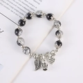 Primer plano de pulsera de cuentas con colgantes de hoja, corona y corazón retro - Negro