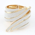 Bracelet manchette ailes en métal doré avec finition texturée pailletée blanche - Doré