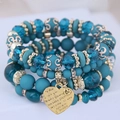 Mehrlagiges Boho-Armband mit türkisblauen Kristallperlen und graviertem Herzanhänger für Damen - Grün