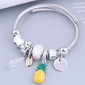 Bracciale regolabile in filo d'acciaio con ciondolo ananas, cuore e perline di cristallo - Giallo