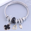 Bracciale regolabile in filo d'acciaio con ciondolo a quadrifoglio e corona di cristalli - Nero