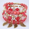 Bracelet bohème multicouche avec perles de cristal rouges et breloques de feuilles - Rouge