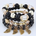 Détail de bracelets multicouches avec perles de verre noires et pendentifs feuilles d'or - Noir