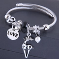 Bracciale in acciaio inossidabile argento con ciondolo cervo e perle su sfondo scuro - Nero