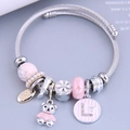 Bracciale di perle argentate con ciondoli orso rosa, rossetto e dettagli floreali - Rosa