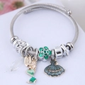 Zilveren bedelarmband met zeemeermin en schelp hangers op een witte achtergrond - Groen