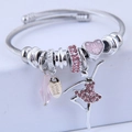 Incantevole bracciale a perle argentato con ballerina in cristallo rosa e ciondoli a cuore - Rosa
