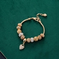 Goldenes Herz-Charm-Armband mit funkelnden Kristallen auf einer Metall-Schlangenkette - 18cm