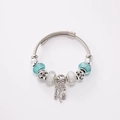 Silbernes Traumfänger-Armband mit seeblauen Glasperlen und Feder-Anhängern - Blau