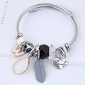 Zilveren gedraaide armband met kristallen kralen en Lovely gegraveerde hartbedel - Grijs