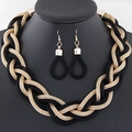 Set collana e orecchini a catena in metallo intrecciato in finitura oro e nero - Stile Patchwork Oro e Nero (1)