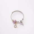 Dettaglio del bracciale ritorto con perline viola, ciondolo a conchiglia e incisione LOVE - Conchiglia Viola