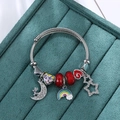 Bracciale charm in acciaio argentato con luna di cristallo e ciondoli arcobaleno - Stile Rosso (Renna di Natale e Ciondoli Nuvola Arcobaleno) / Rosso