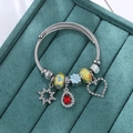 Bracciale rigido in argento con perle di vetro gialle e ciondolo a goccia su velluto - Stile Giallo (Perline di Vetro Gialle e Ciondoli Stella Luna) / Giallo