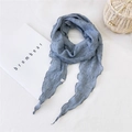 Écharpe froissée bleu gris en coton et lin avec bordures ondulées et texture plissée - Bleu marine