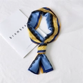 Smalle Twilly zijden sjaal met blauwe en gele luipaardprint geknoopt in een strik - Kant Luipaard Blauw Geel