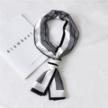 Elegante zwart-wit gestreepte smalle sjaal met knoop op een witte minimalistische basis - Zes Frames Wit (Strepen)