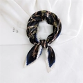 Elegant pleated silk scarf with golden chain patterns and blue geometric borders - 70cmx70cm / Black White Blue Gold Chain (32 Crinkled Gold Chain Leather Strap Black)