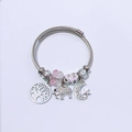 Detailopname van de zilveren stalen kabelarmband met roze bedels en levensboom-hanger - Roze