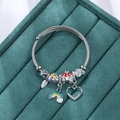 Bracciale stile boho in argento con ciondoli a arcobaleno e cuore in rilievo - Rosso