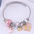 Zilveren staaldraad armband met roze konijn, hartbedels en emaille bloemkralen - Roze