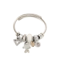 Bracciale a perline argento con ciondoli a pesce e cuore ed etichetta fatta a mano su bianco - Bianco