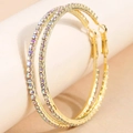 Orecchini a cerchio dorati con strass arcobaleno AB su un espositore beige minimale - Base Oro AB Multicolore