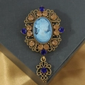 Spilla cammeo vintage europea con cristalli e profilo di donna su sfondo di seta oro - Blu