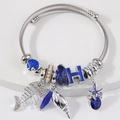 Bracciale rigido in acciaio inossidabile a tema oceano con ciondoli di stelle marine - Blu