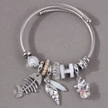 Bracciale in acciaio inossidabile con ciondoli a stella marina, conchiglia, perle e cristalli - Bianco