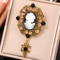 Spilla cammeo barocca vintage con ritratto in bianco e nero e cornice dorata traforata - Nero