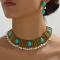 Conjunto de joyas bohemias con collar de turquesa y pendientes en un modelo - Turquesa