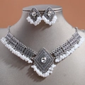 Set gioielli etnici vintage con collana d'argento e orecchini di perle su espositore - Set Bianco (091118206)