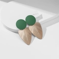 Boucles d'oreilles feuilles dorées avec clous vert foncé mat sur plateau blanc - Vert (26151)