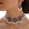 Set gioielli retrò in metallo con strass rossi e perle indossato da una modella - Set Rosso (30924319)